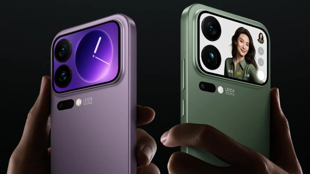 Dois smartphones Xiaomi, um na cor roxa e outro verde, destacando o módulo de câmeras com selo Leica e telas traseiras secundárias que aproveitam o desempenho do chip Xiaomi XRING.