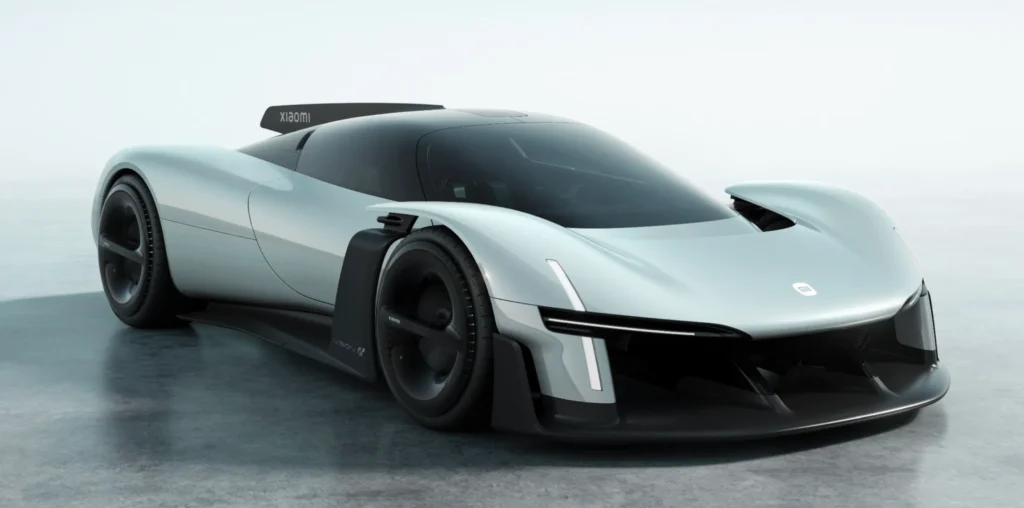 Supercarro da Xiaomi Vision Gran Turismo na cor prata com design futurista e aerodinâmico, exibindo frente baixa, faróis em LED e rodas esportivas pretas em um ambiente de estúdio.